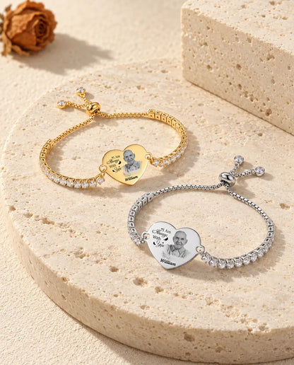 Silberfarbenes und goldfarbenes Herz-Fotoarmband mit Gravur zusammen auf Travertin
