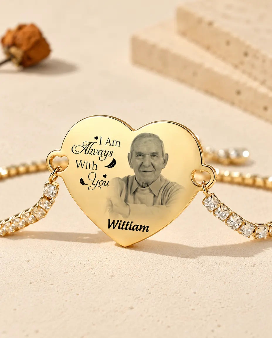 Nahaufnahme des goldfarbenen Herzens mit graviertem Foto, Spruch und Namen