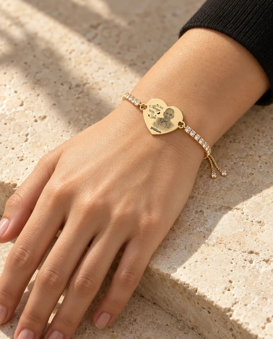 Frau trägt das goldfarbene Herz-Fotoarmband mit Gravur, Blick aufs Handgelenk