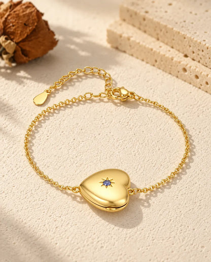 Personalisiertes goldfarbenes Herz-Medaillon-Armband mit Geburtsstein im Stern auf der Vorderseite