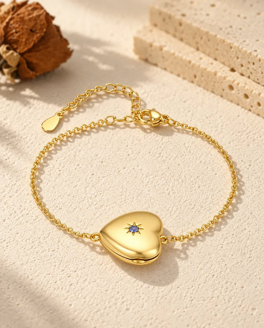 Personalisiertes goldfarbenes Herz-Medaillon-Armband mit Geburtsstein im Stern auf der Vorderseite