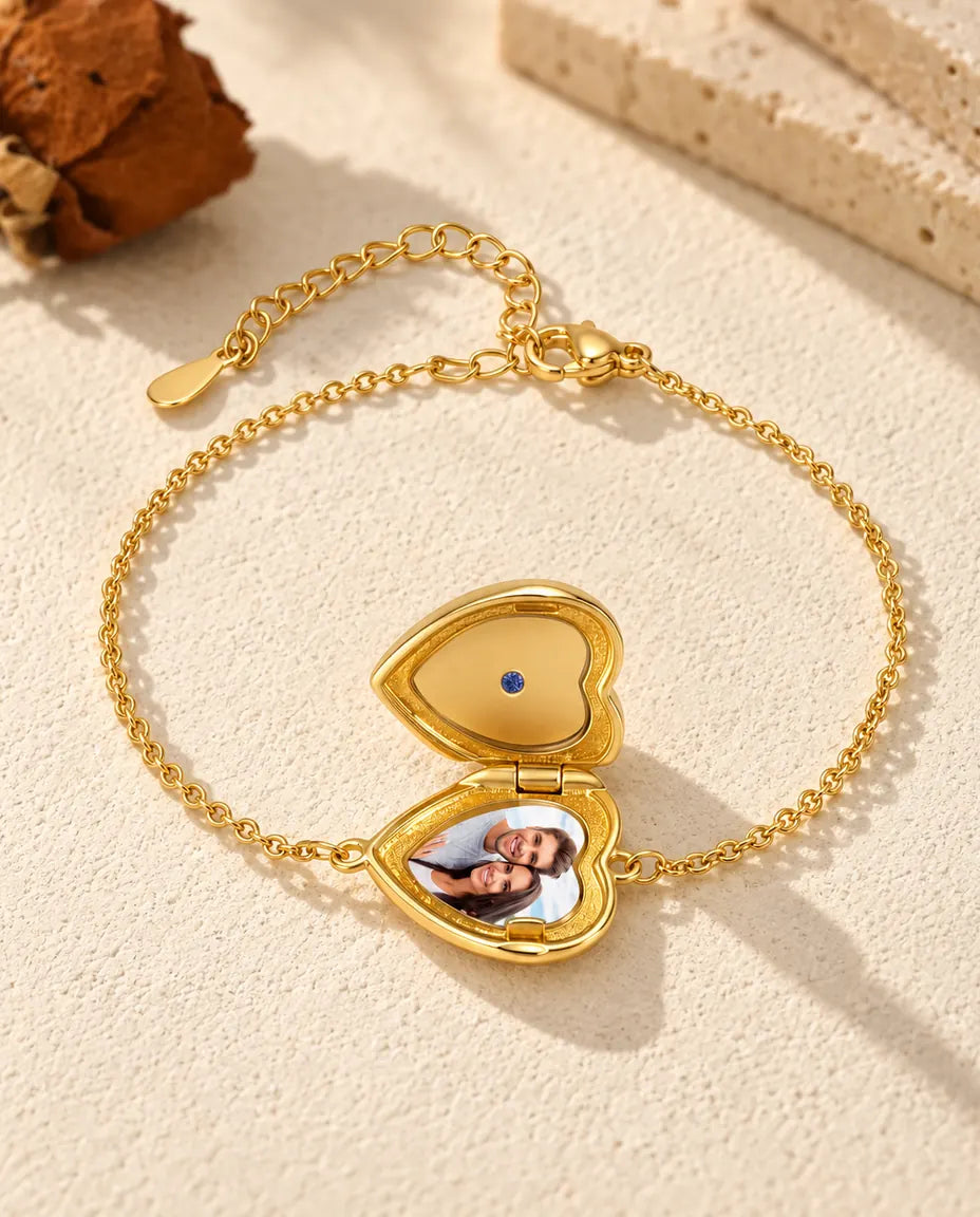 Herz-Medaillon-Armband geöffnet, ein Foto im Unterteil und schlichter goldfarbener Deckel