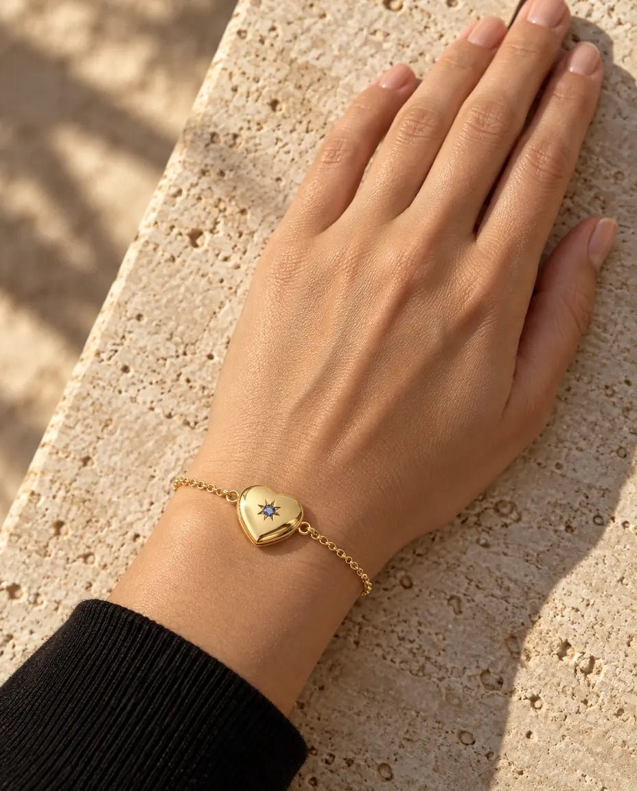 Frau trägt das geschlossene Herz-Medaillon-Armband