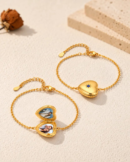 Zwei Herz-Medaillon-Armbänder, eines geschlossen und eines geöffnet mit zwei Fotos