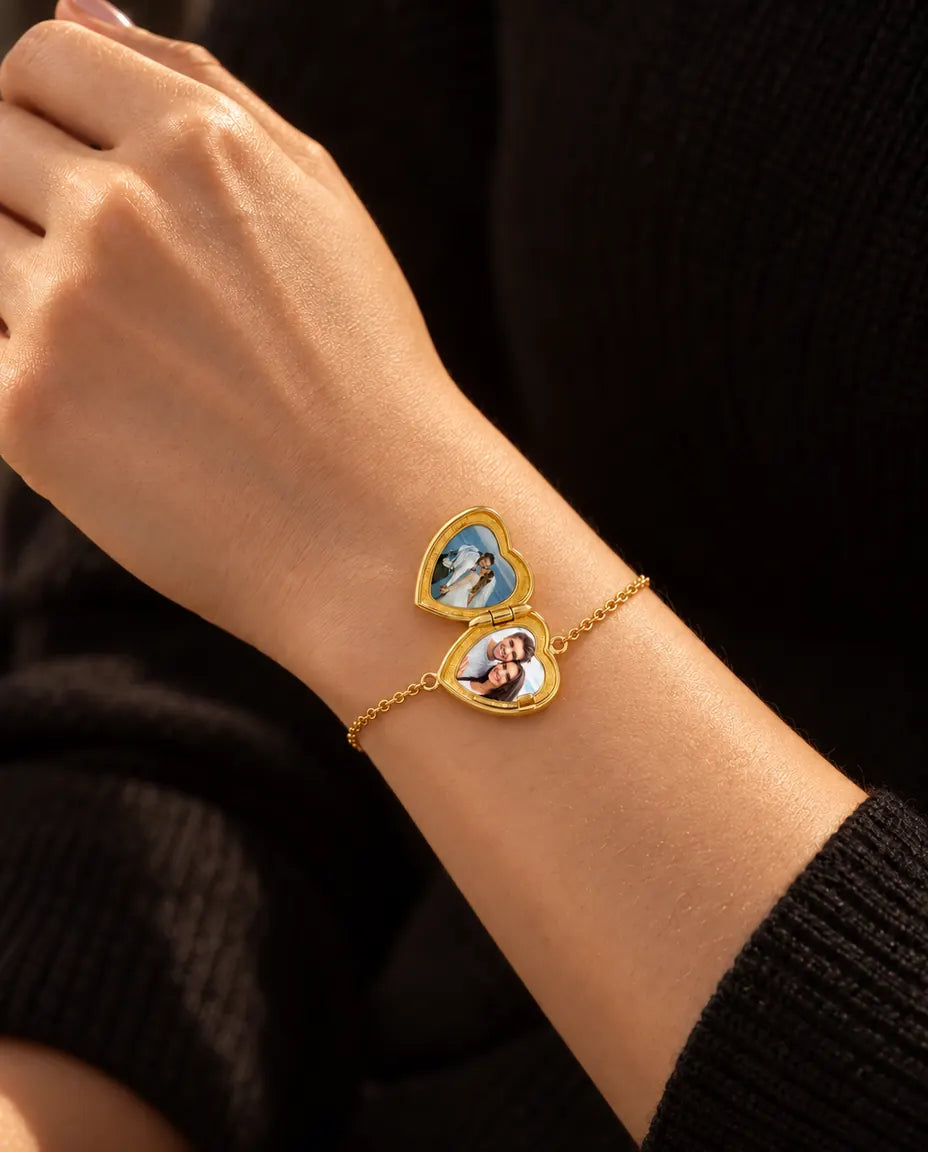 Frau trägt das geöffnete Herz-Medaillon-Armband mit zwei Fotos