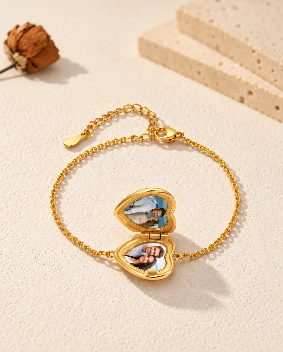Geöffnetes Herz-Medaillon-Armband mit zwei Fotos aus flachem Blickwinkel