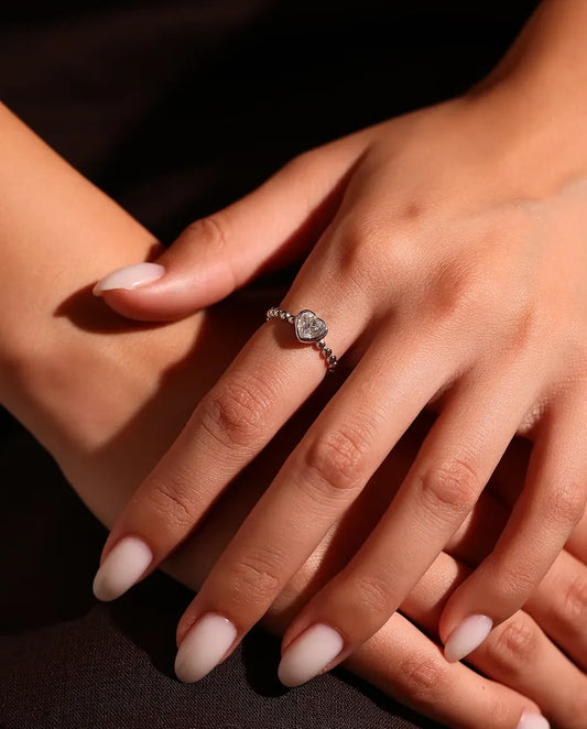 Herz Moissanit Ring aus 925 Sterlingsilber - an der Hand des Models getragen