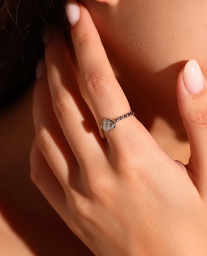 Herz Moissanit Ring aus 925 Sterlingsilber - am Model getragen, Hände nah am Gesicht