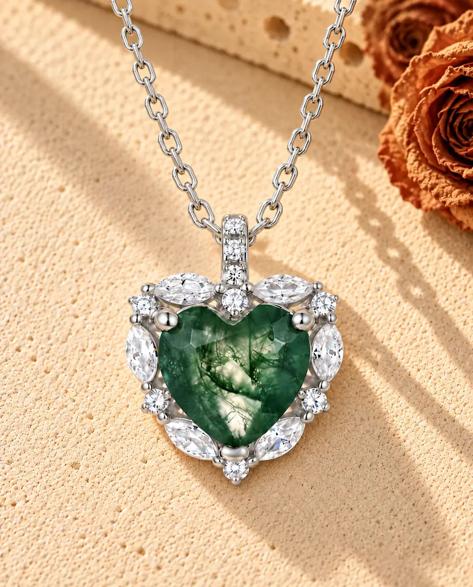 Herz Moosachat Halo Kette aus 925 Sterlingsilber - auf heller Strukturfläche neben einem Travertinblock liegend