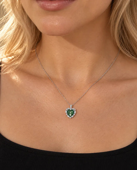 Herz Moosachat Halo Kette aus 925 Sterlingsilber - am Model getragen, Nahaufnahme am Schlüsselbein