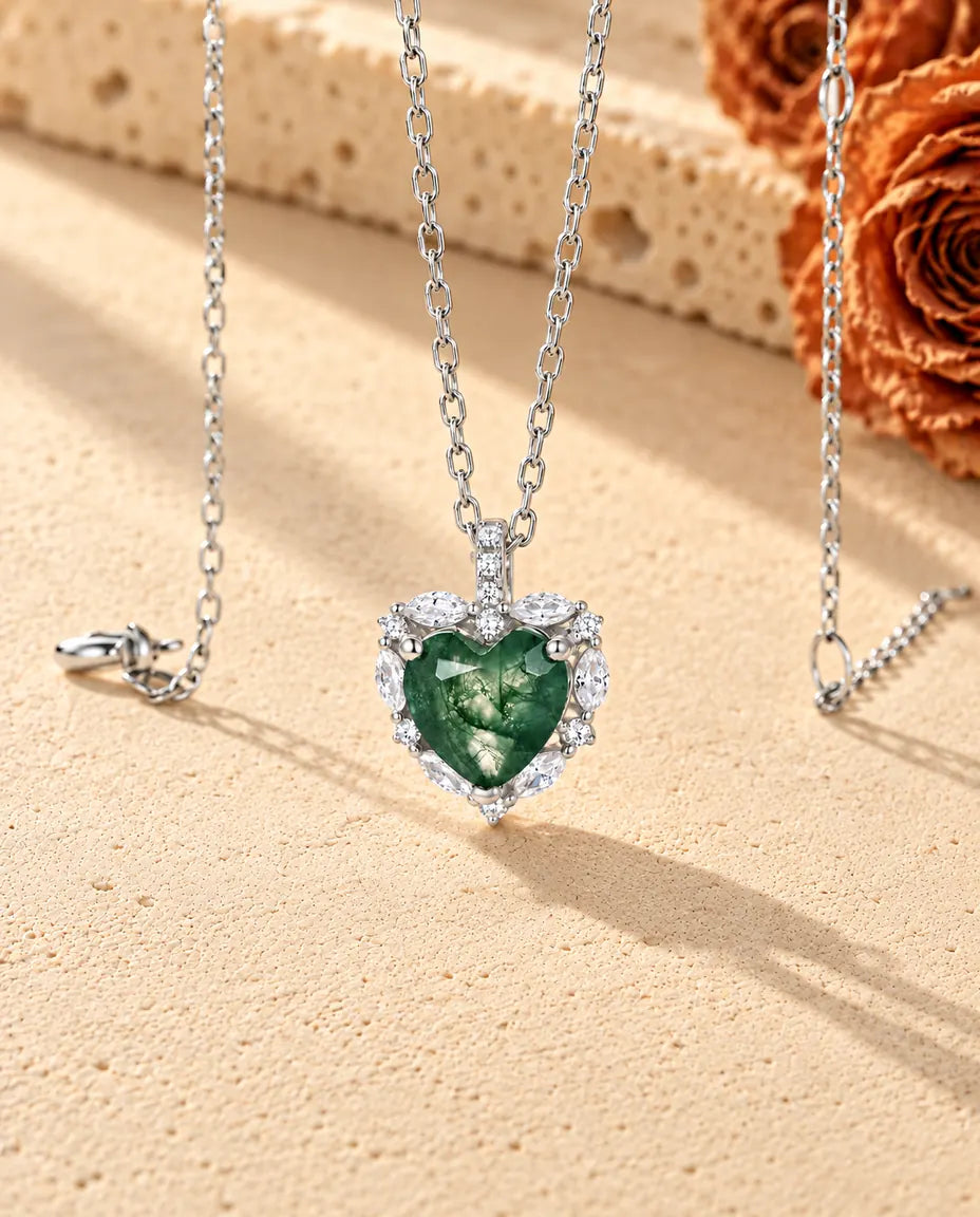 Herz Moosachat Halo Kette aus 925 Sterlingsilber - schräg aufgenommen auf heller Strukturfläche