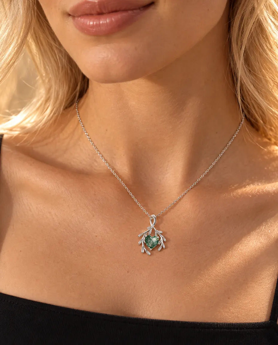 Herz Moosachat Kette mit Zweigen aus 925 Sterlingsilber - am Model getragen, Nahaufnahme am Schlüsselbein