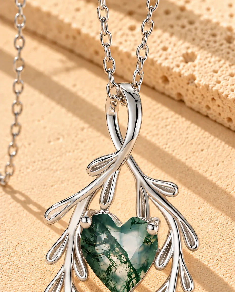 Herz Moosachat Kette mit Zweigen aus 925 Sterlingsilber - Nahaufnahme des Moosachats und seiner Fassung