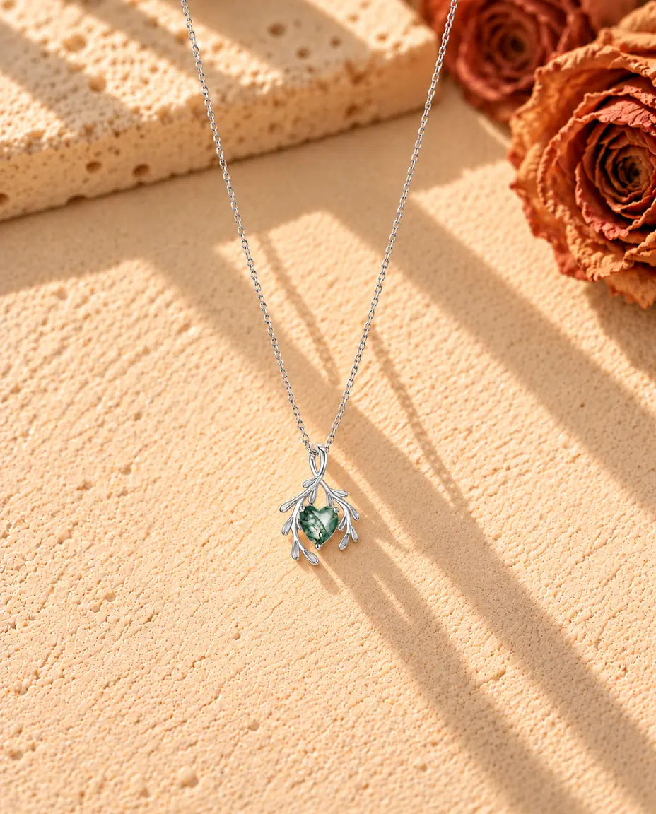 Herz Moosachat Kette mit Zweigen aus 925 Sterlingsilber - die ganze Kette in einem langen V auf heller Strukturfläche