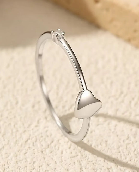 Herz Ring - poliertes Herz von 5 mm mit Moissanit in Farbe D auf einem 0,8 mm Band aus 925 Sterlingsilber, Größe 5 bis 9