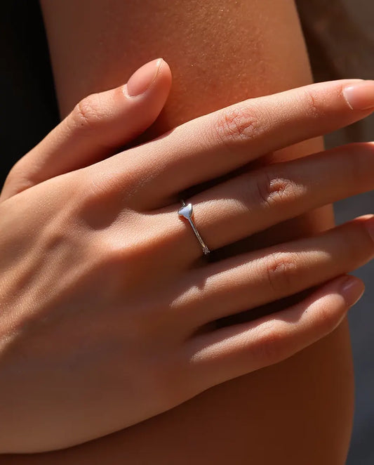 Herz Ring - poliertes Herz von 5 mm mit Moissanit in Farbe D auf einem 0,8 mm Band aus 925 Sterlingsilber, Größe 5 bis 9