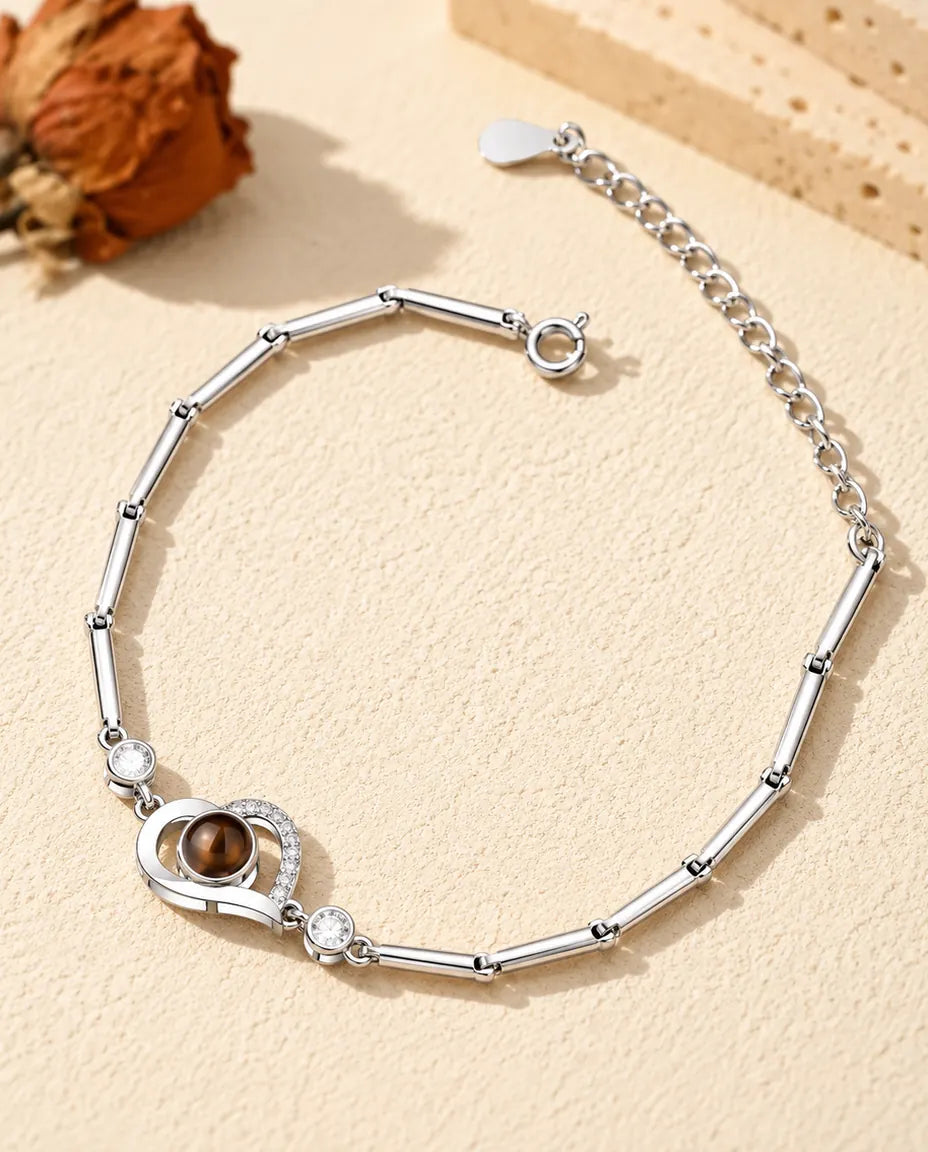 Personalisiertes Armband mit offenem Herz und Bild im Stein, silberfarben, an schmaler Stäbchenkette