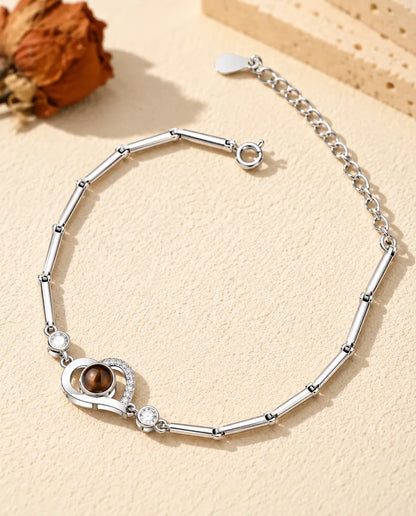 Personalisiertes Armband mit offenem Herz und Bild im Stein, silberfarben, an schmaler Stäbchenkette