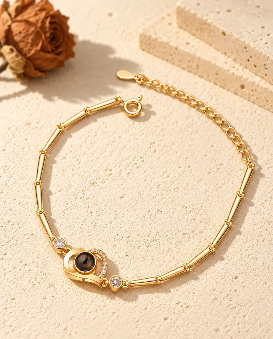 Goldfarbenes Armband mit offenem Herz, Zirkonia-Linie, Seitensteinen und Federringverschluss