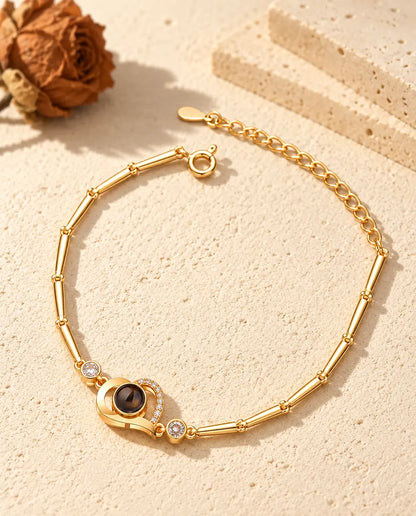 Goldfarbenes Armband mit offenem Herz, Zirkonia-Linie, Seitensteinen und Federringverschluss