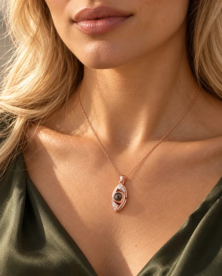 Frau im olivgrünen Oberteil trägt die roségoldfarbene Kette mit bösem Blick
