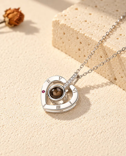 Personalisierte Herzkette mit Bild im Stein aus 925er Sterlingsilber mit römischen Ziffern auf Gips