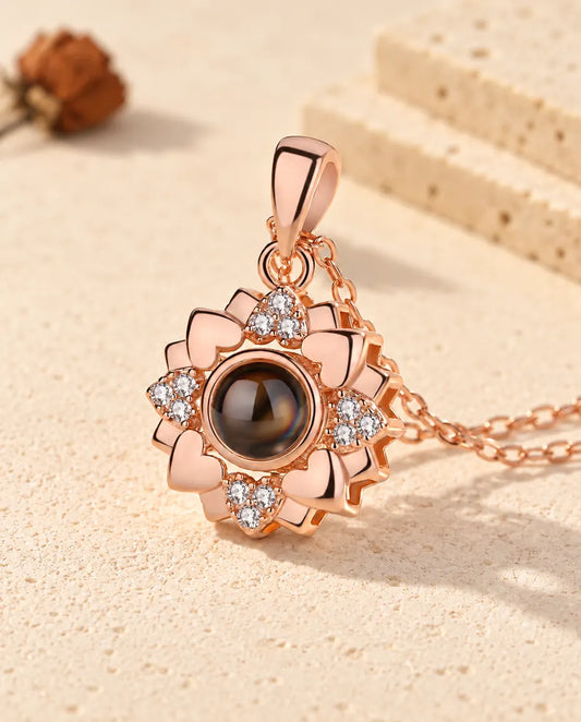 Personalisierte roségoldfarbene Herzblumen-Kette mit Bild im Stein und Zirkonia auf Gips