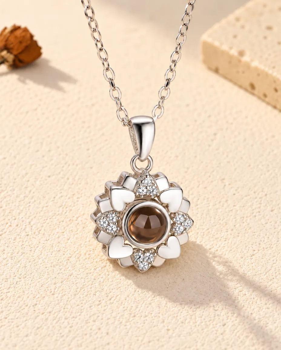 Vorderansicht der silberfarbenen Herzblumen-Kette mit Bild im Stein