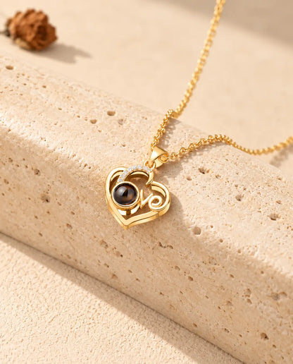 Goldfarbene Love-Herz Kette mit Bild im Stein an einem Travertinblock