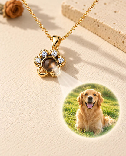 Goldfarbene Pfotenkette projiziert ein Foto eines Golden Retrievers auf Gips