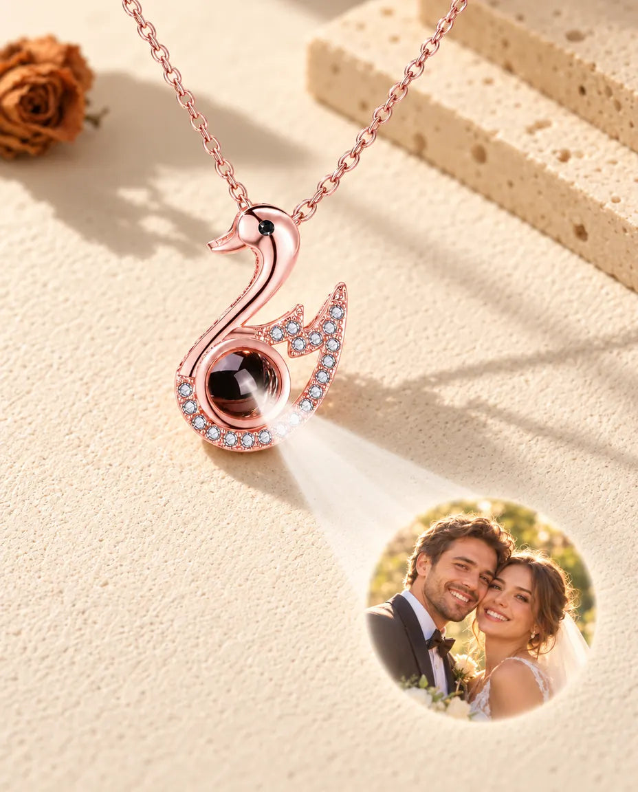 Roségoldfarbene Schwanenkette projiziert ein Hochzeitsfoto auf hellen Gips