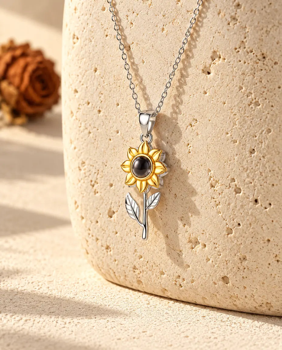 Sonnenblumen-Kette mit Bild im Stein an einem runden Travertinblock