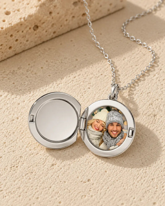 Kette mit Bild - geoeffnet, mit Foto im Inneren