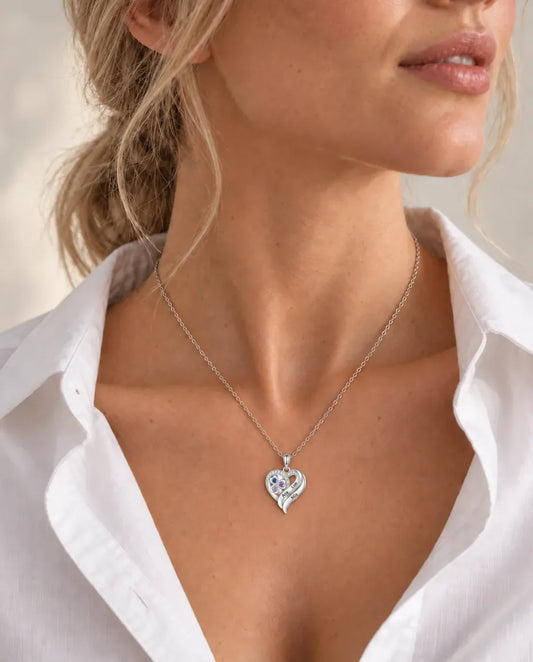Kette mit Gravur - von einem Model getragen