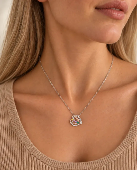 Kette mit Gravur - von einem Model getragen