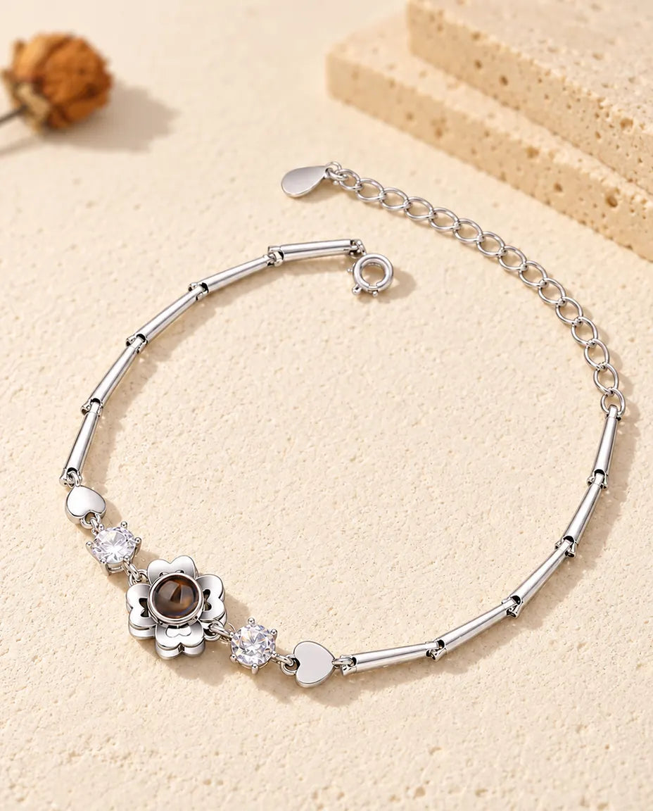 Personalisiertes Kleeblatt-Armband mit Bild im Stein, silberfarben, an schmaler Stäbchenkette