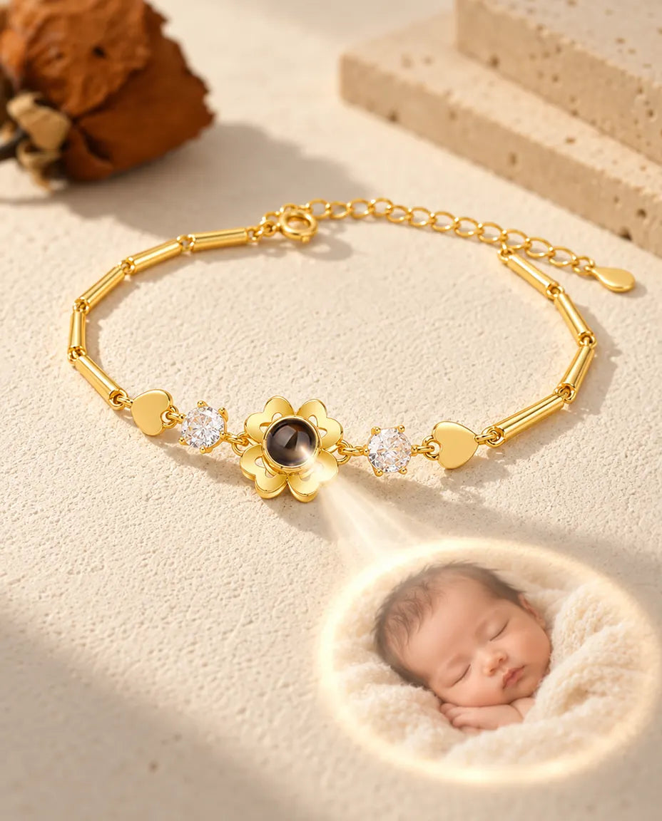 Licht durch den braunen Stein der goldfarbenen Kleeblattblüte zeigt ein rundes Foto eines schlafenden Babys