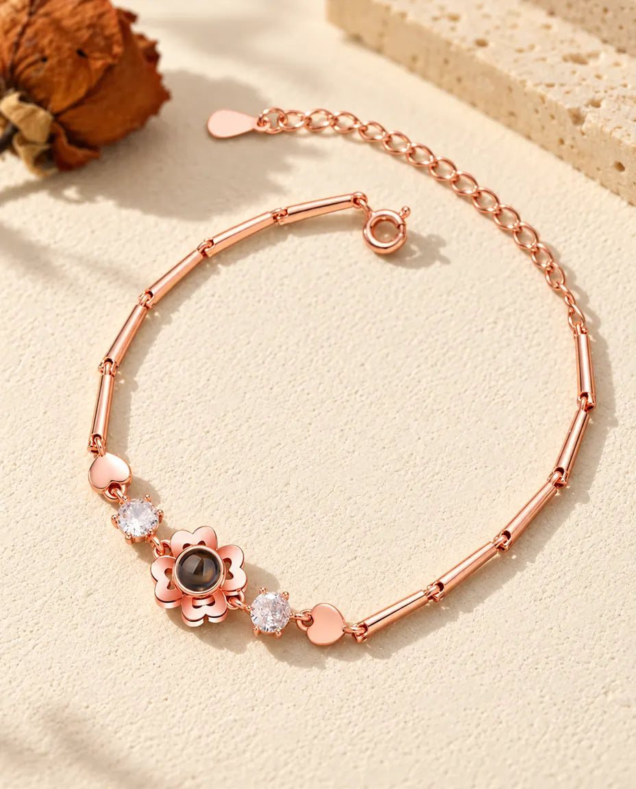 Roségoldfarbenes Kleeblatt-Armband mit Zirkonia und kleinen Herzgliedern