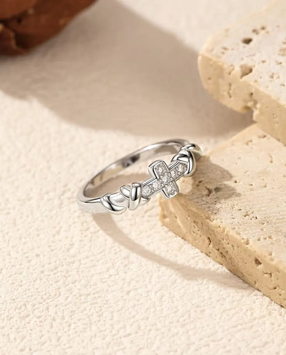 Kreuz Moissanit Ring aus 925 Sterlingsilber - auf der Kante einer Travertinplatte