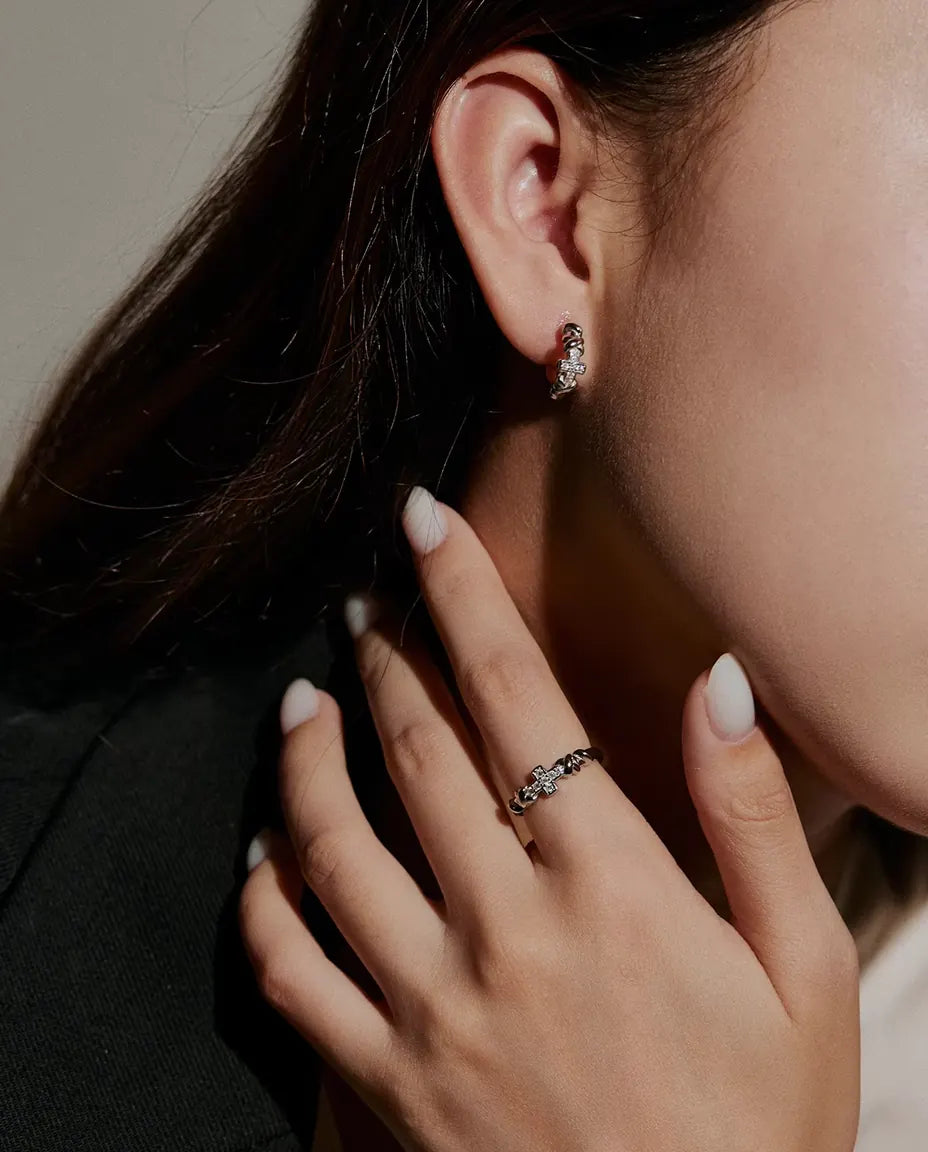 Kreuz Moissanit Ring aus 925 Sterlingsilber - am Model getragen, Hände nah am Gesicht