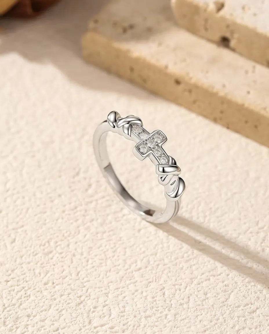 Kreuz Moissanit Ring aus 925 Sterlingsilber - aufrecht stehend neben Travertinblöcken, weitere Ansicht