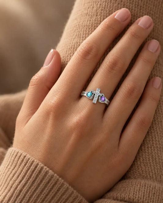 Personalisierter Kreuz Ring mit 2 Geburtssteinen und Namen - Familienring mit Gravur - an der Hand getragen