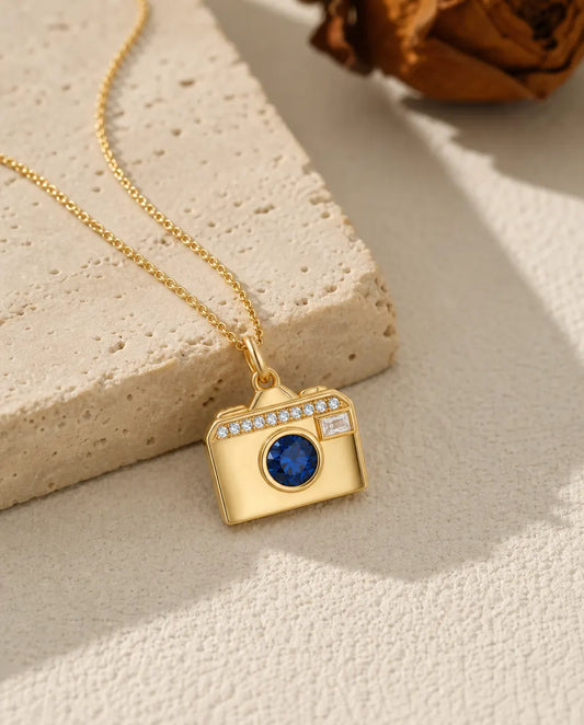 Personalisierte Kamera-Medaillon-Kette mit 2 Fotos – Geburtsstein als Objektiv und Gravur, Gold oder Silber