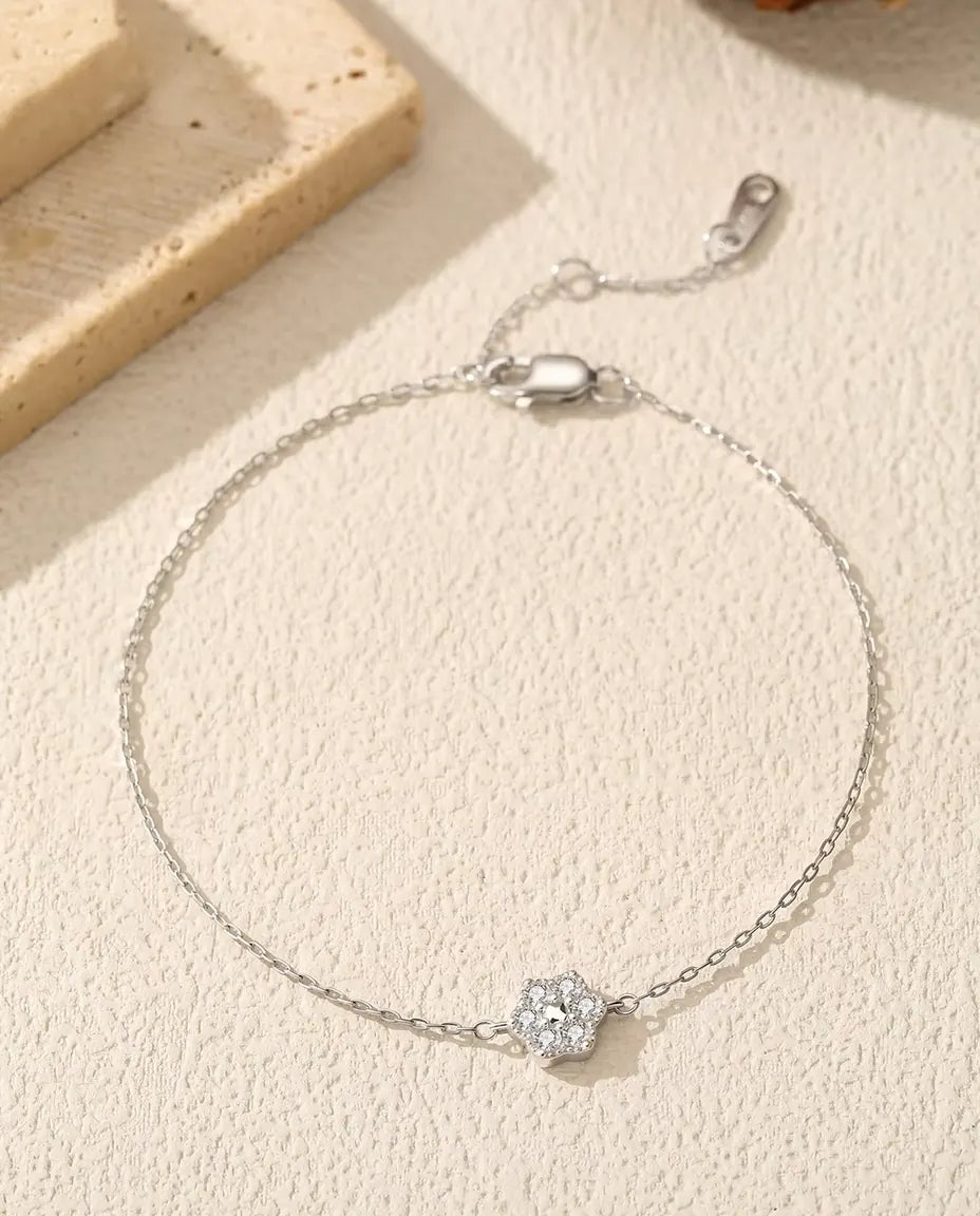Moissanit Armband Blume aus 925 Sterlingsilber - flach auf heller Strukturfläche mit Verschluss und Verlängerungskette