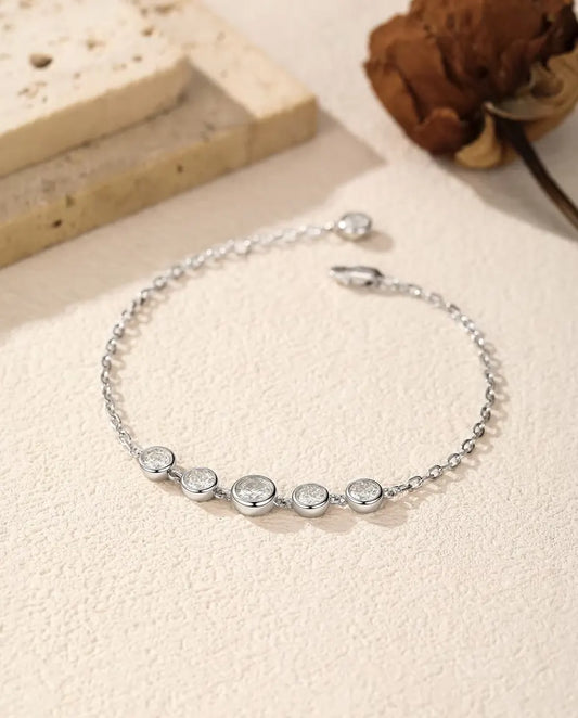 Moissanit Armband aus 925 Sterlingsilber - locker auf heller Fläche mit Verschluss und Verlängerungskette