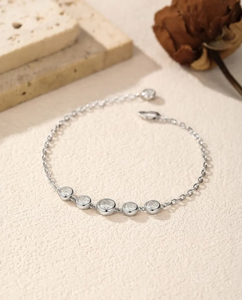 Moissanit Armband aus 925 Sterlingsilber - locker auf heller Fläche mit Verschluss und Verlängerungskette