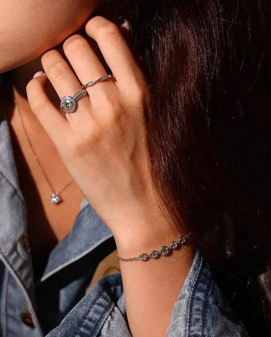 Moissanit Armband aus 925 Sterlingsilber - am Handgelenk getragen, Hand nah am Gesicht