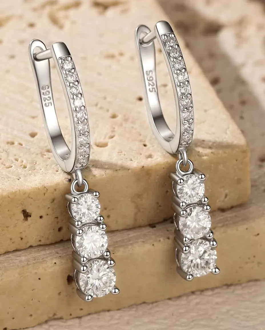 Moissanit Creolen mit drei Steinen aus 925 Sterlingsilber - Nahaufnahme der drei abgestuften Moissanite