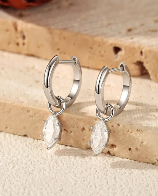 Moissanit Creolen mit Marquise-Anhänger aus 925 Sterlingsilber - das Paar auf Travertinstufen