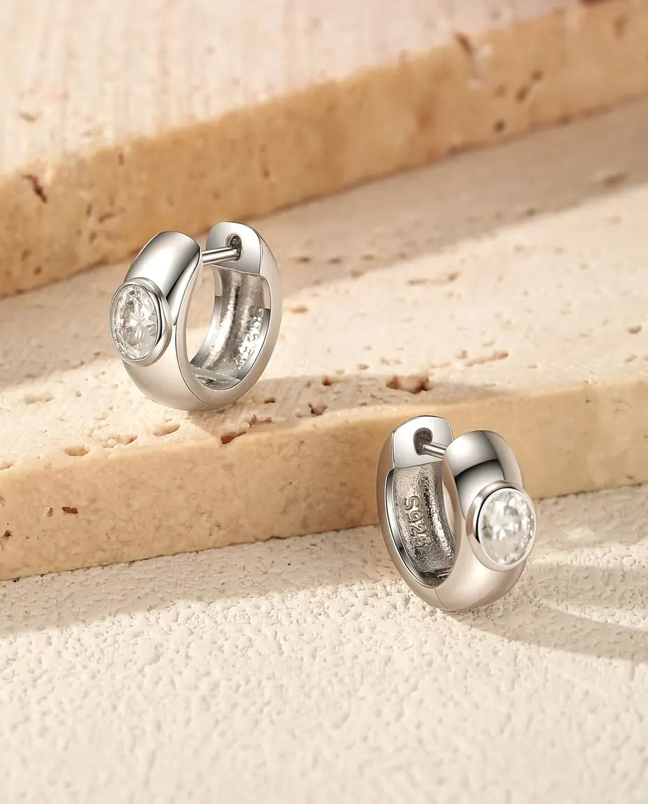 Moissanit Creolen breit aus 925 Sterlingsilber - das Paar auf Travertinstufen